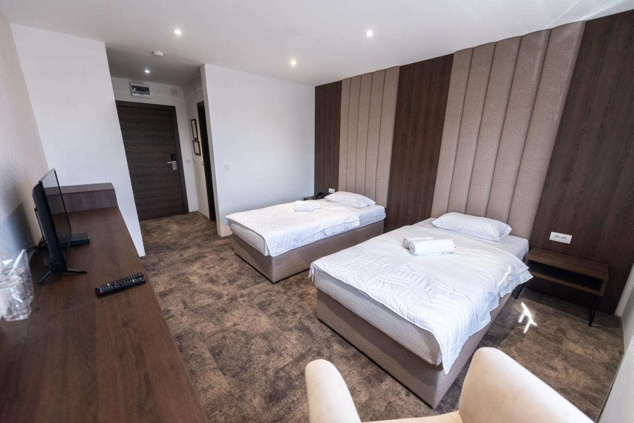 Hotel Stari Krovovi Veternik Extérieur photo