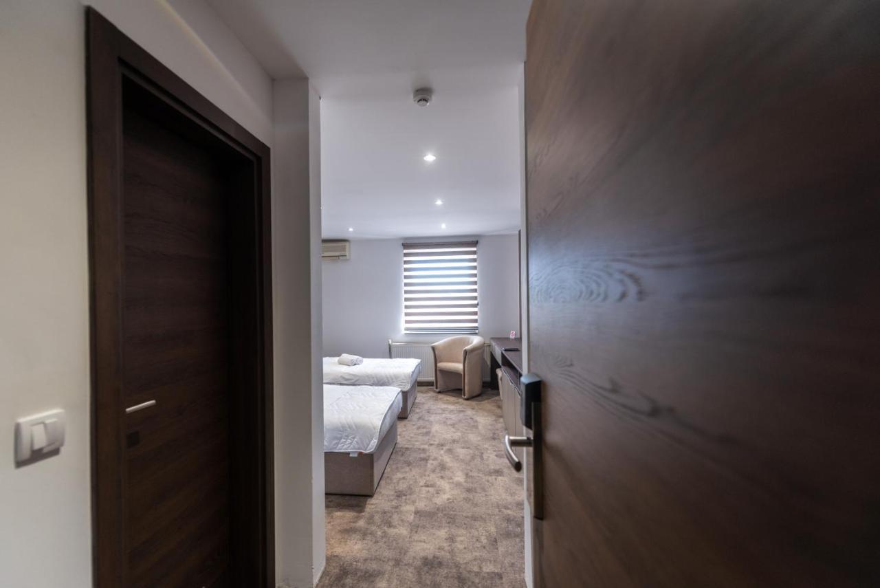 Hotel Stari Krovovi Veternik Extérieur photo