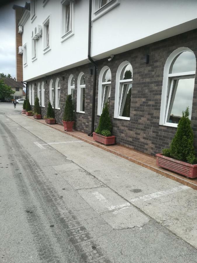 Hotel Stari Krovovi Veternik Extérieur photo